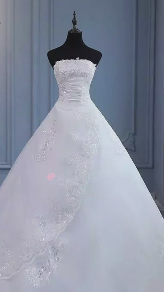 Abito da sposa principessa con strascico lungo, senza spalline e con pizzo, ricami e paillettes