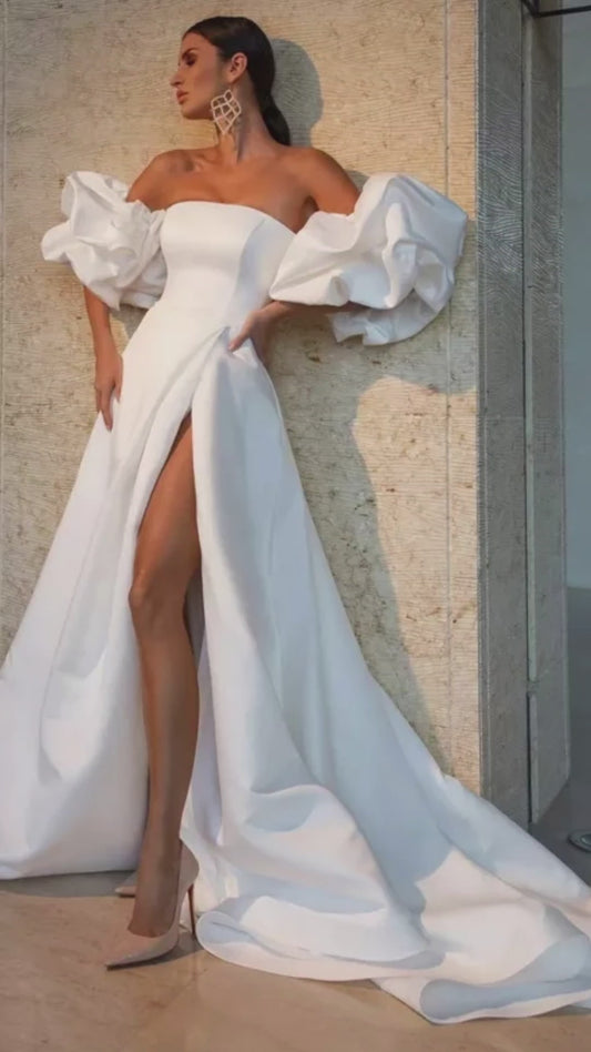 Robe de mariée de luxe en satin blanc avec manches ballon, fente latérale et ligne trapèze sans bretelles - Collection 2023