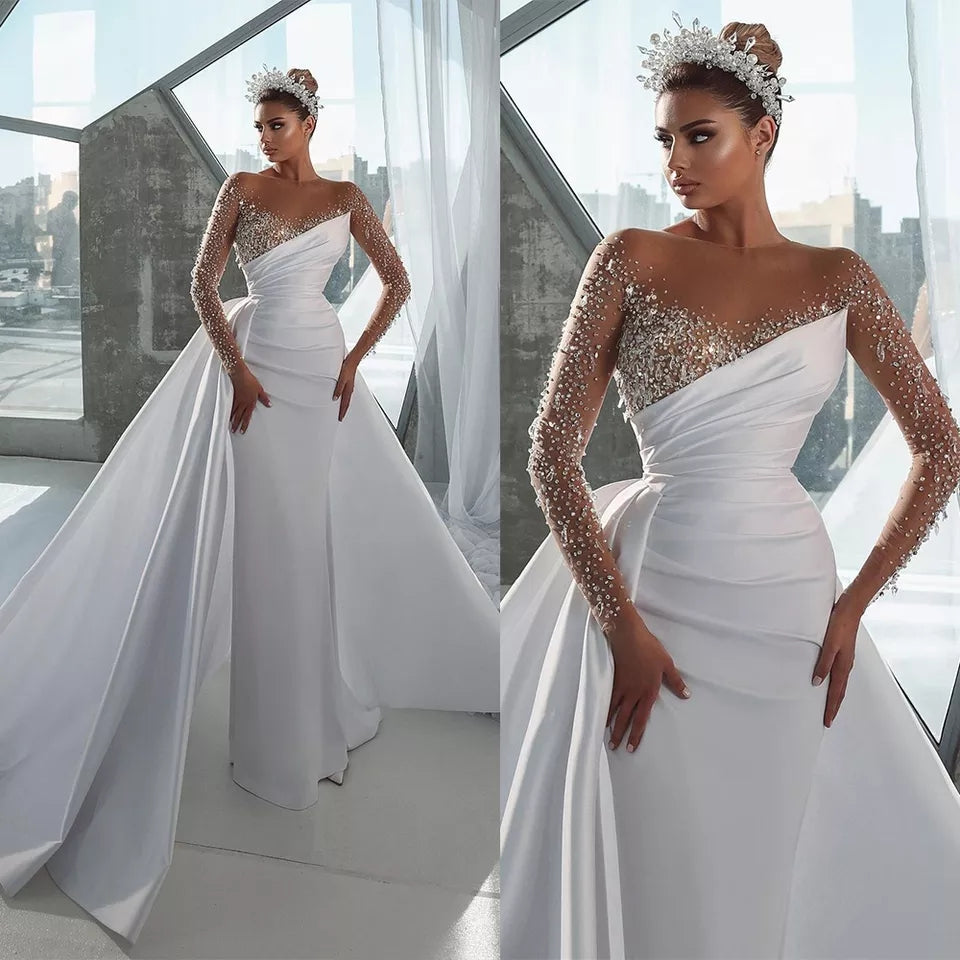 Abito da sposa a sirena di lusso con scollo a illusione sexy su misura con maniche lunghe,perline lucide e soprabito per una sposa moderna - Bridetobe.it