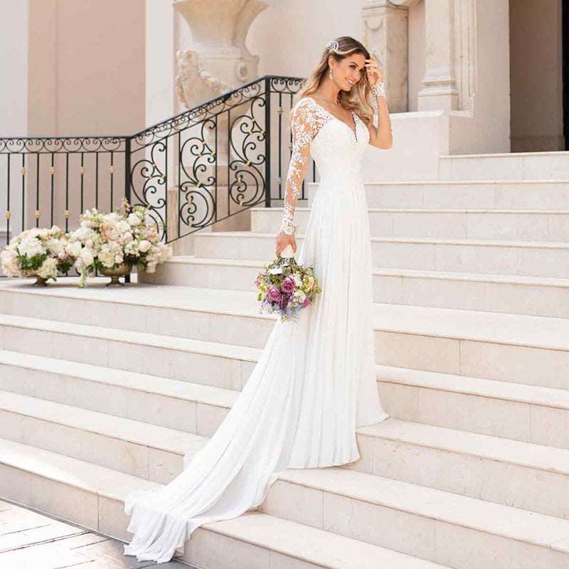 Abito da Sposa Bianco con Schiena Scoperta e Scollo a V Profondo per un Look Sensuale - Bridetobe.it