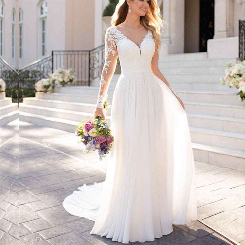 Abito da Sposa Bianco con Schiena Scoperta e Scollo a V Profondo per un Look Sensuale - Bridetobe.it