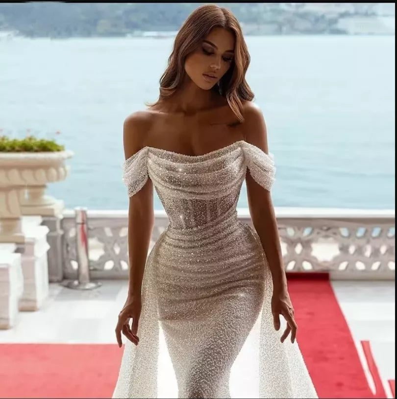 Abiti da sposa a sirena aderenti sexy con glitter e spalle scoperte senza maniche Boho Abiti da sposa con strascico lucido 2022 - Bridetobe.it