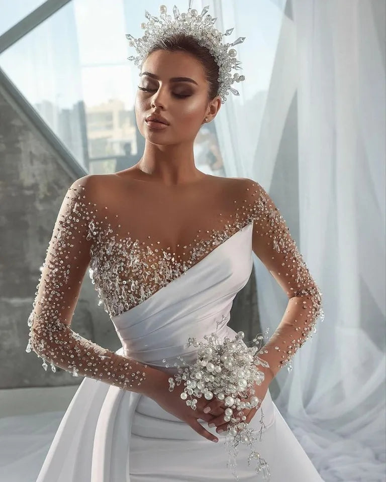 Abito da sposa a sirena di lusso con scollo a illusione sexy su misura con maniche lunghe,perline lucide e soprabito per una sposa moderna - Bridetobe.it