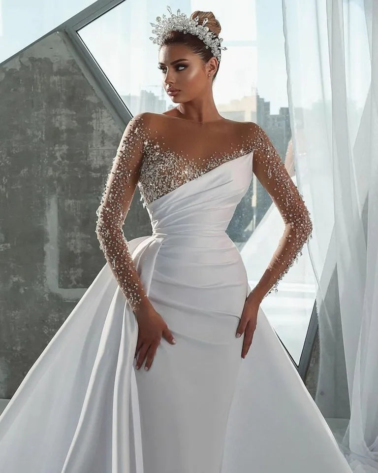 Abito da sposa a sirena di lusso con scollo a illusione sexy su misura con maniche lunghe,perline lucide e soprabito per una sposa moderna - Bridetobe.it