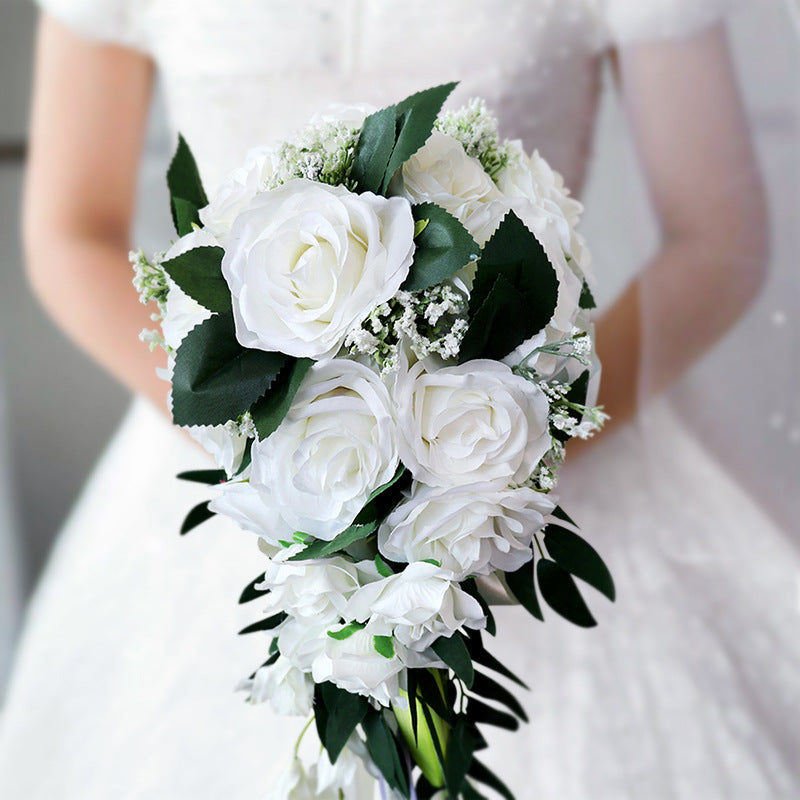 Bouquet da sposa fatto a mano con fiori di seta a cascata in nastro di seta - Bridetobe.it