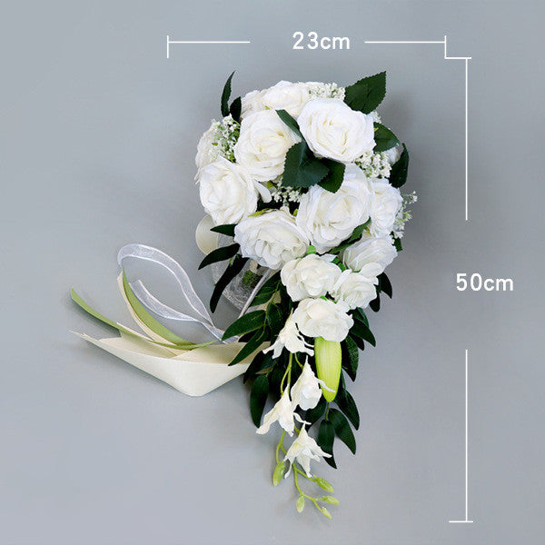 Bouquet da sposa fatto a mano con fiori di seta a cascata in nastro di seta - Bridetobe.it