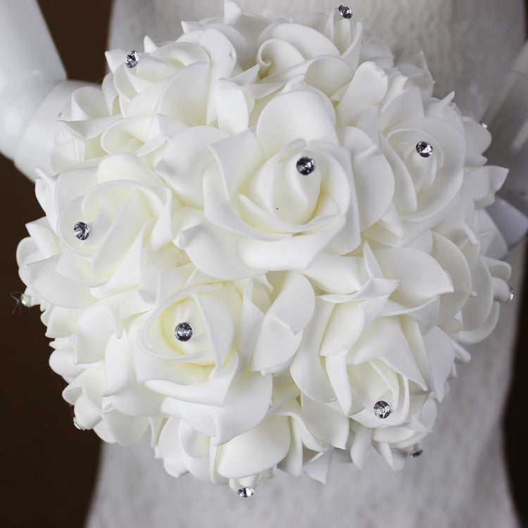 Bouquet da sposa in raso di seta fatto a mano con fiori in schiuma, pietre preziose e nastro di strass - Bridetobe.it