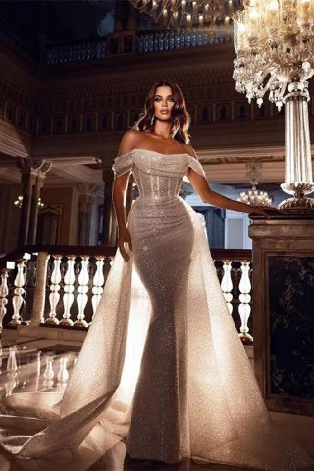 Abiti da sposa a sirena aderenti sexy con glitter e spalle scoperte senza maniche Boho Abiti da sposa con strascico lucido 2022 - Bridetobe.it