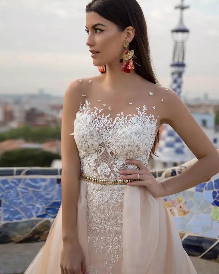 Abito da sposa lussuosa senza maniche in tulle Champagne 2 in 1, con cintura dorata rimovibile e applicazioni in pizzo - Bridetobe.it