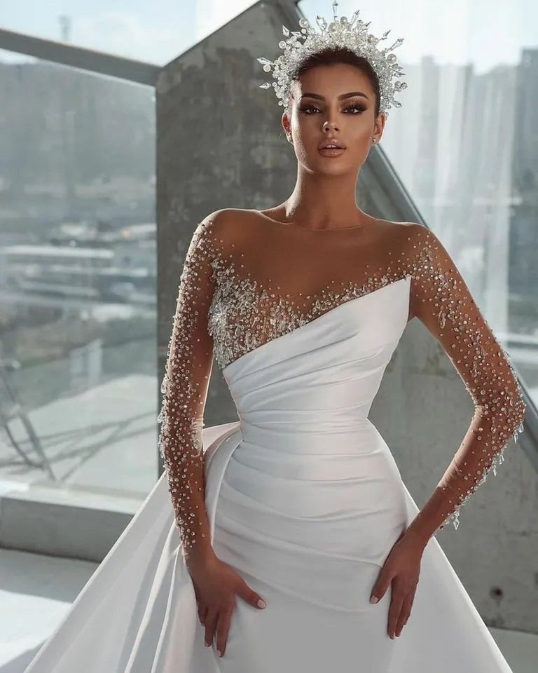 Abito da sposa a sirena di lusso con scollo a illusione sexy su misura con maniche lunghe,perline lucide e soprabito per una sposa moderna - Bridetobe.it