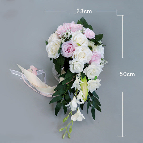 Bouquet da sposa fatto a mano con fiori di seta a cascata in nastro di seta - Bridetobe.it