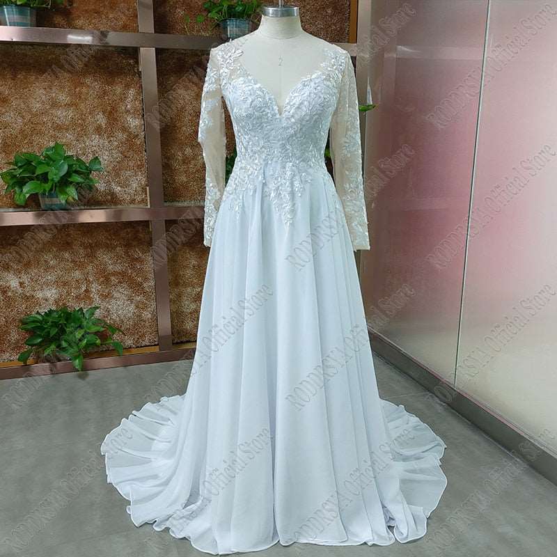 Abito da sposa di lusso con scollo a V e maniche lunghe in chiffon per matrimonio in spiaggia - Abito da sposa bianco con apertura sul retro e applicazioni in pizzo - Bridetobe.it