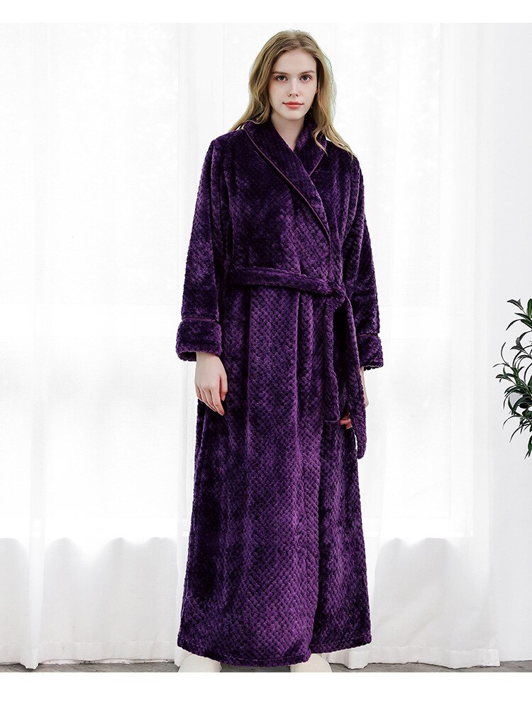 Accappatoio in morbido pile di coral fleece, spesso e caldo, con kimono termico in flanella personalizzabile con nome e data degli sposi. Perfetto come pigiama da notte per uomo e donna. - Bridetobe.it