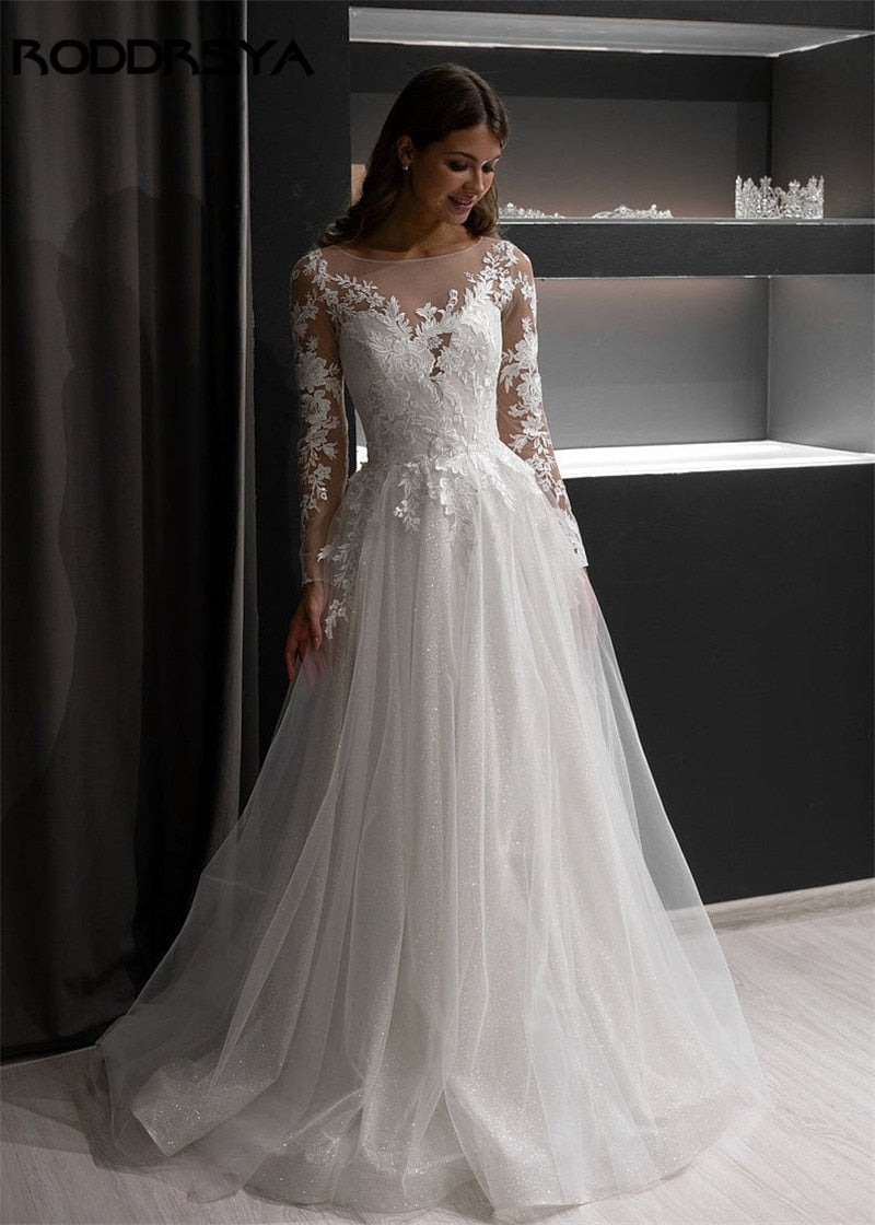 Abito da sposa in tulle con applicazioni in pizzo e maniche lunghe a linea A - Bridetobe.it