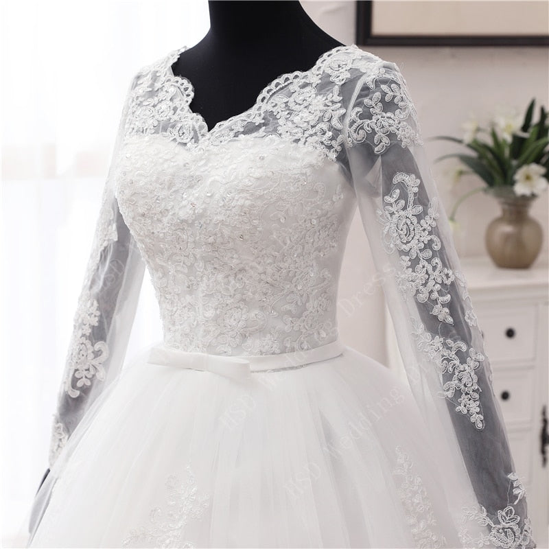 Vestiti da sposa di primavera del 2023 in pizzo con applicazioni a maniche lunghe, bianchi, con scollo a V, stile principessa - Bridetobe.it