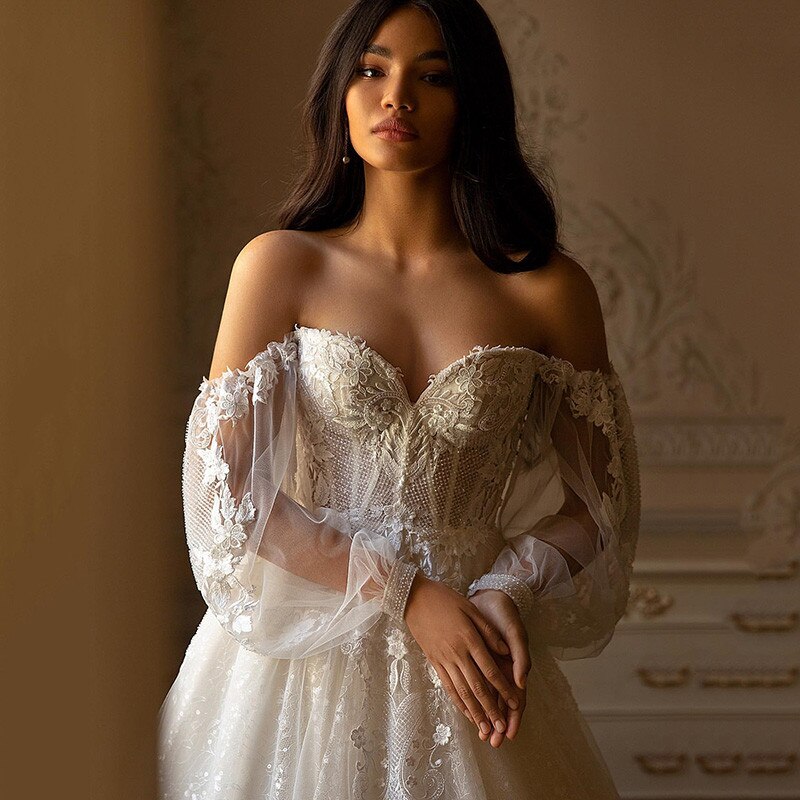 Abito da sposa lussuoso in stile gotico con pizzo a manica lunga e glitter scintillante, modello vintage 2023 - Bridetobe.it