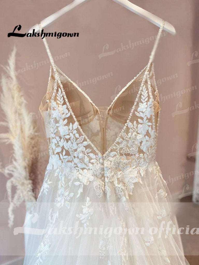 Abito da sposa elegante con spalline sottili, collo a V in pizzo vintage e tulle per matrimoni in spiaggia - Bridetobe.it