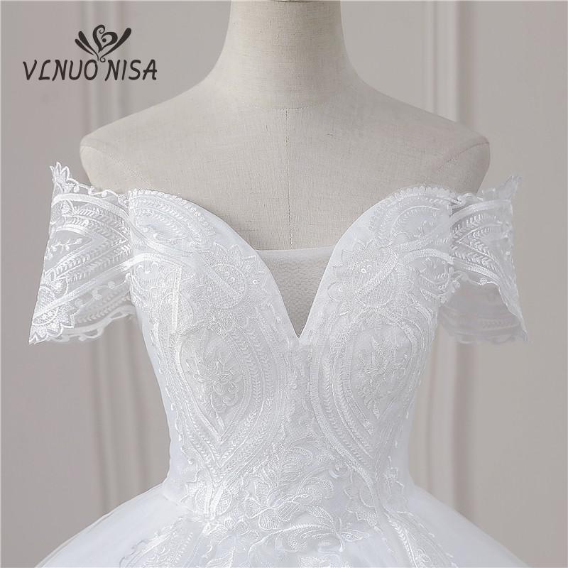 Abito da sposa elegante con scollatura a V e spalle scoperte con applicazioni di pizzo - Bridetobe.it