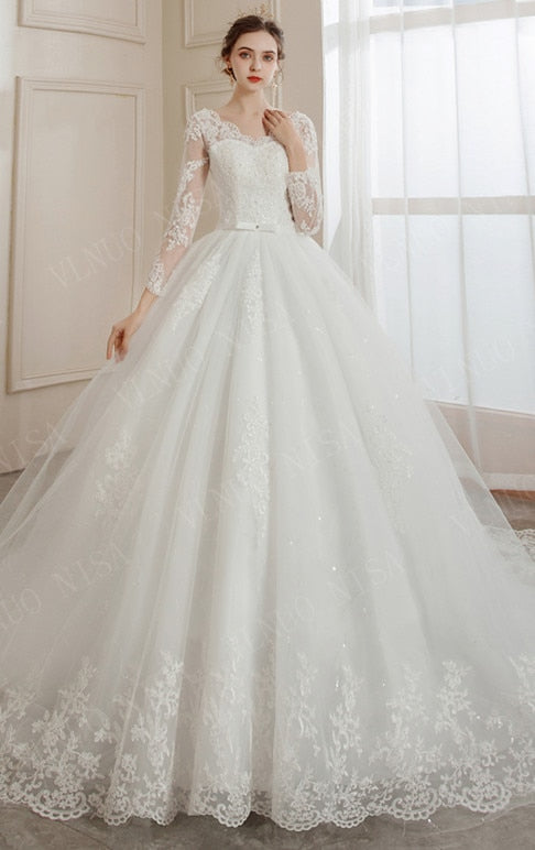 Abito da sposa con maniche lunghe in tulle con applicazioni di pizzo e scollo a V - Bridetobe.it