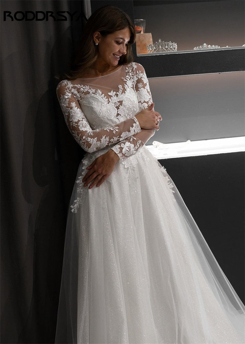 Abito da sposa in tulle con applicazioni in pizzo e maniche lunghe a linea A - Bridetobe.it