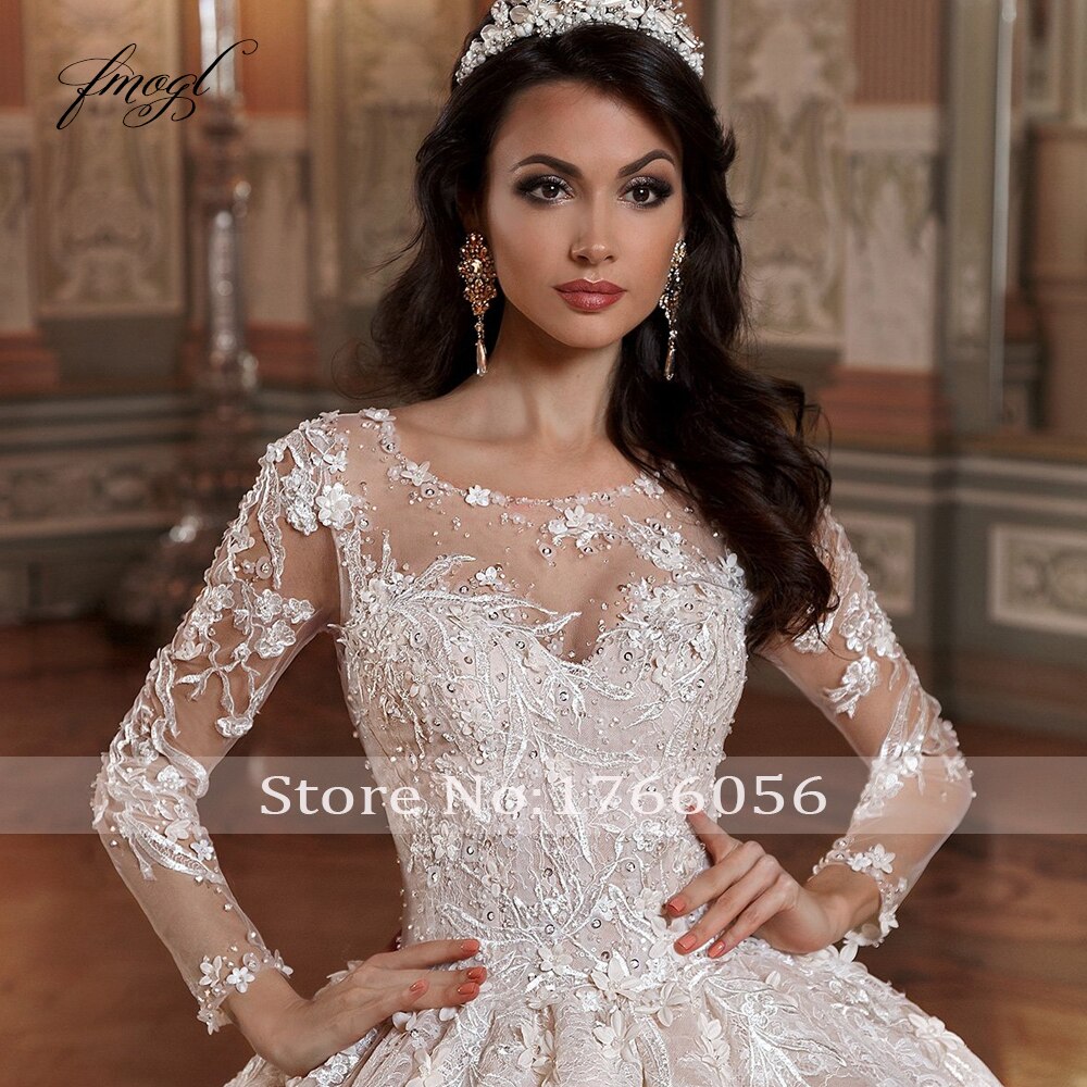 Abito da sposa vintage di lusso a maniche lunghe con pizzo floreale, applicazioni eleganti e treno a cappella, firmato Fmogl - Bridetobe.it