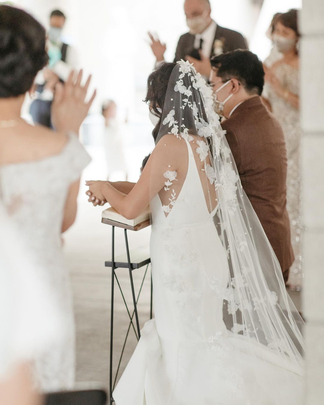 Velo da Sposa Fatto a Mano con Fiori 3D e Perle - Lusso e Eleganza in Stile Cattedrale - Bridetobe.it