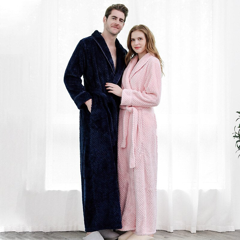 Accappatoio in morbido pile di coral fleece, spesso e caldo, con kimono termico in flanella personalizzabile con nome e data degli sposi. Perfetto come pigiama da notte per uomo e donna. - Bridetobe.it