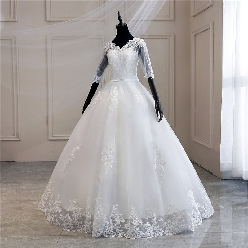 Vestiti da sposa di primavera del 2023 in pizzo con applicazioni a maniche lunghe, bianchi, con scollo a V, stile principessa - Bridetobe.it