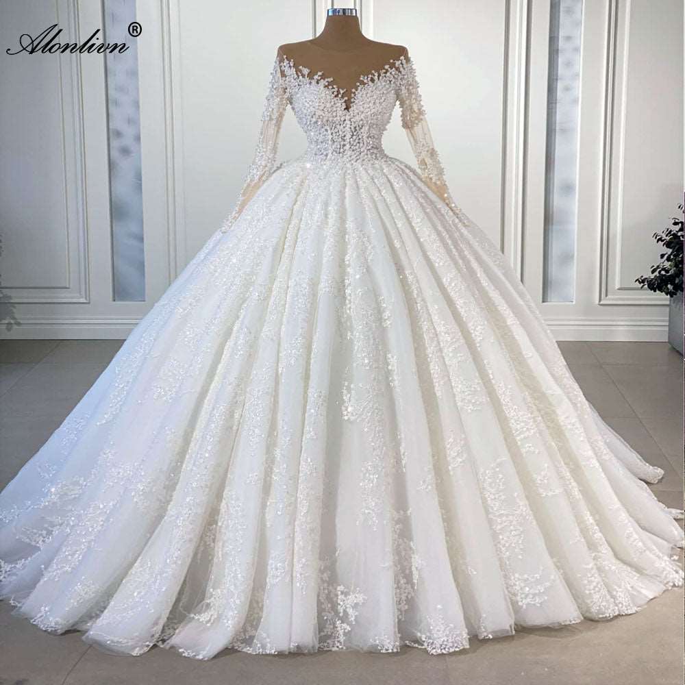 Abito da sposa elegante in pizzo di seta lussuoso con scollo a V, maniche lunghe, linea ad A e perline di perle per pelle marrone - Bridetobe.it