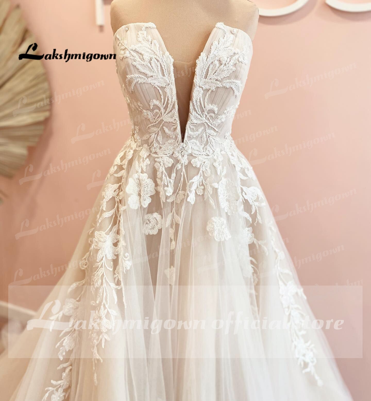 Abito da sposa in pizzo con scollo a V profondo, stile vintage e lussuoso, linea ad A con schiena scoperta e strascico" - Bridetobe.it