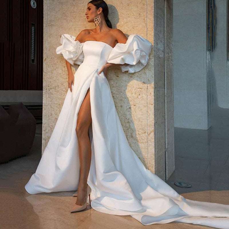 Abito da Sposa Bianco in Raso di Lusso con Maniche a Palloncino, Spacco Laterale e Linea A Senza Spalline - Collezione 2023 - Bridetobe.it