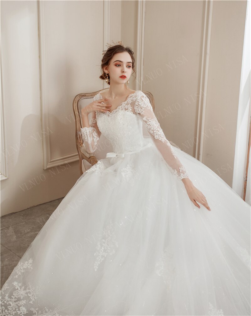 Abito da sposa con maniche lunghe in tulle con applicazioni di pizzo e scollo a V - Bridetobe.it