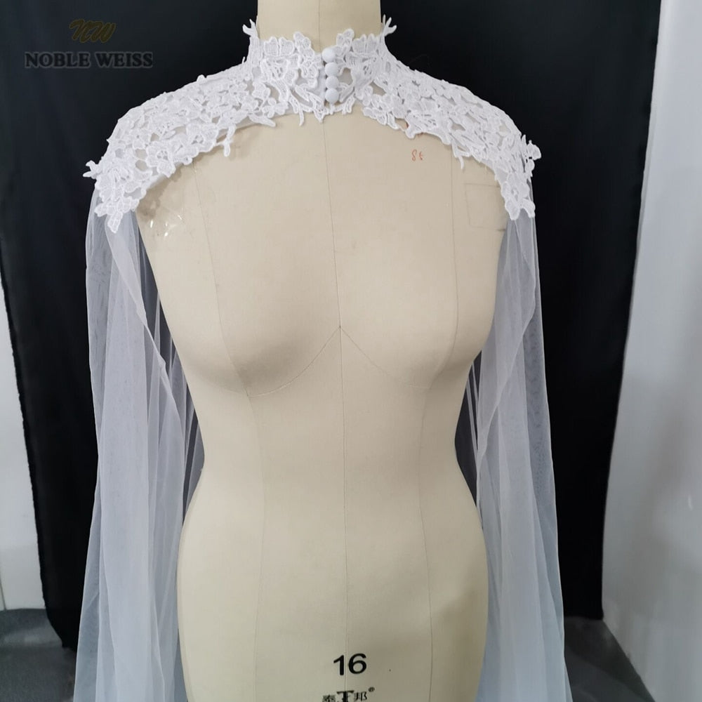 Giacca da sposa in tulle con applicazioni, collo alto e lunghezza cattedrale - Bridetobe.it