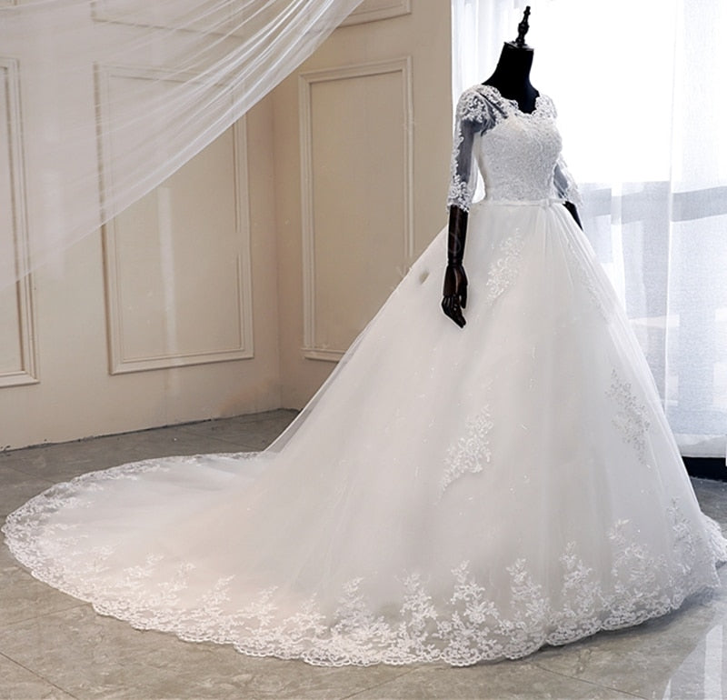 Vestiti da sposa di primavera del 2023 in pizzo con applicazioni a maniche lunghe, bianchi, con scollo a V, stile principessa - Bridetobe.it