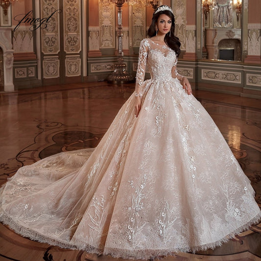 Abito da sposa vintage di lusso a maniche lunghe con pizzo floreale, applicazioni eleganti e treno a cappella, firmato Fmogl - Bridetobe.it