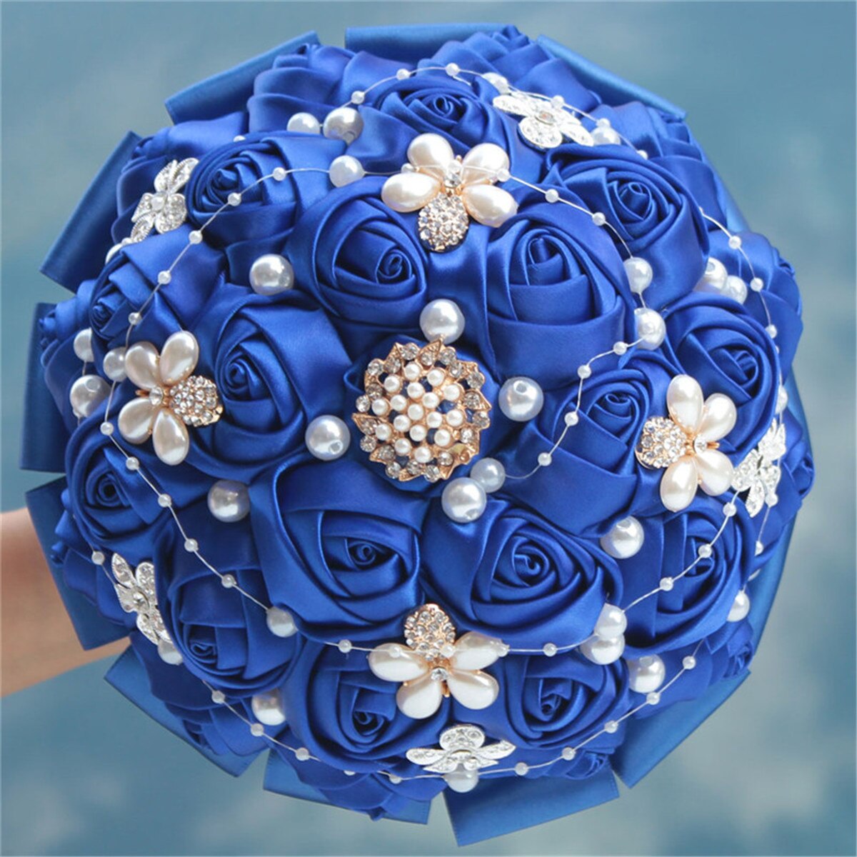 Bouquet sposa damigella fatto a mano con strass splendidi, pietre preziose, perle di diamante e rose di raso blu reale - Bridetobe.it