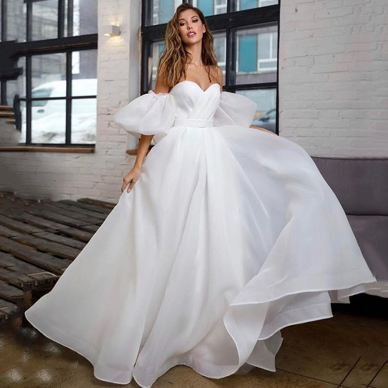 Abito da sposa in pizzo taglie forti con maniche corte a palloncino, linea A con lacci sul retro - Collezione Princess 2023 - Bridetobe.it