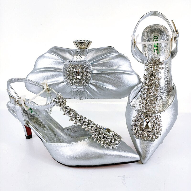 Scarpe e Borsa Fatte a Mano con Cristalli, Eleganti per Sposa Reale a Punta e Tacco Basso - Bridetobe.it