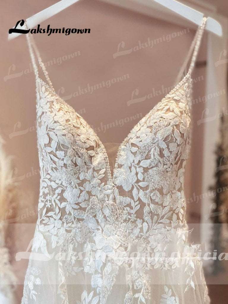 Abito da sposa elegante con spalline sottili, collo a V in pizzo vintage e tulle per matrimoni in spiaggia - Bridetobe.it