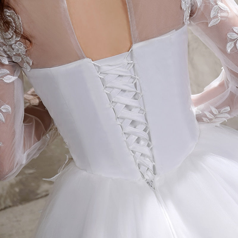 Vestito da sposa color avorio con scollo a O, maniche lunghe e applicazioni di pizzo - Bridetobe.it