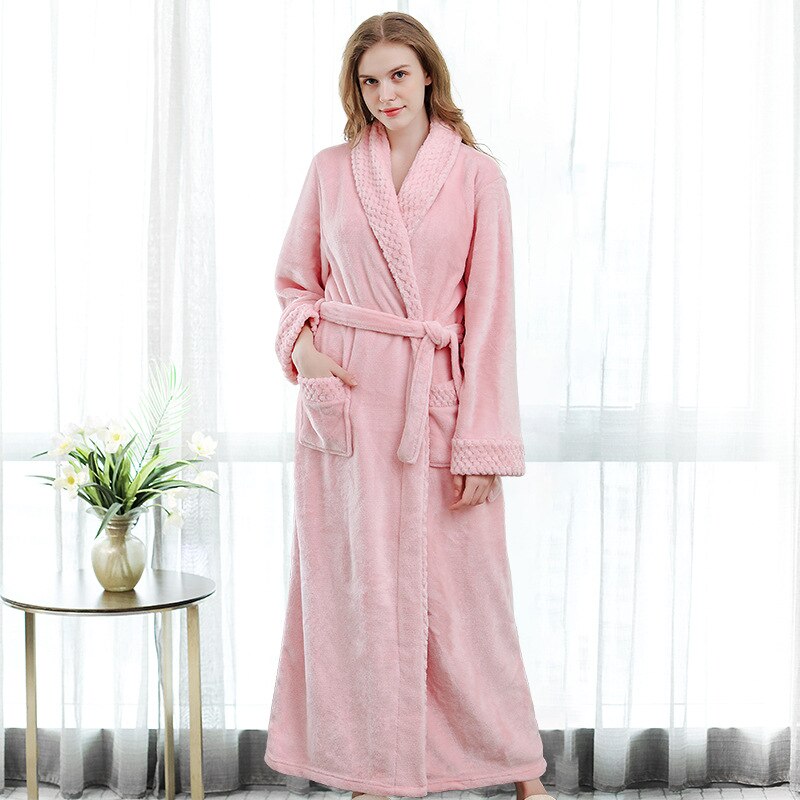 Accappatoio in morbido pile di coral fleece, spesso e caldo, con kimono termico in flanella personalizzabile con nome e data degli sposi. Perfetto come pigiama da notte per uomo e donna. - Bridetobe.it