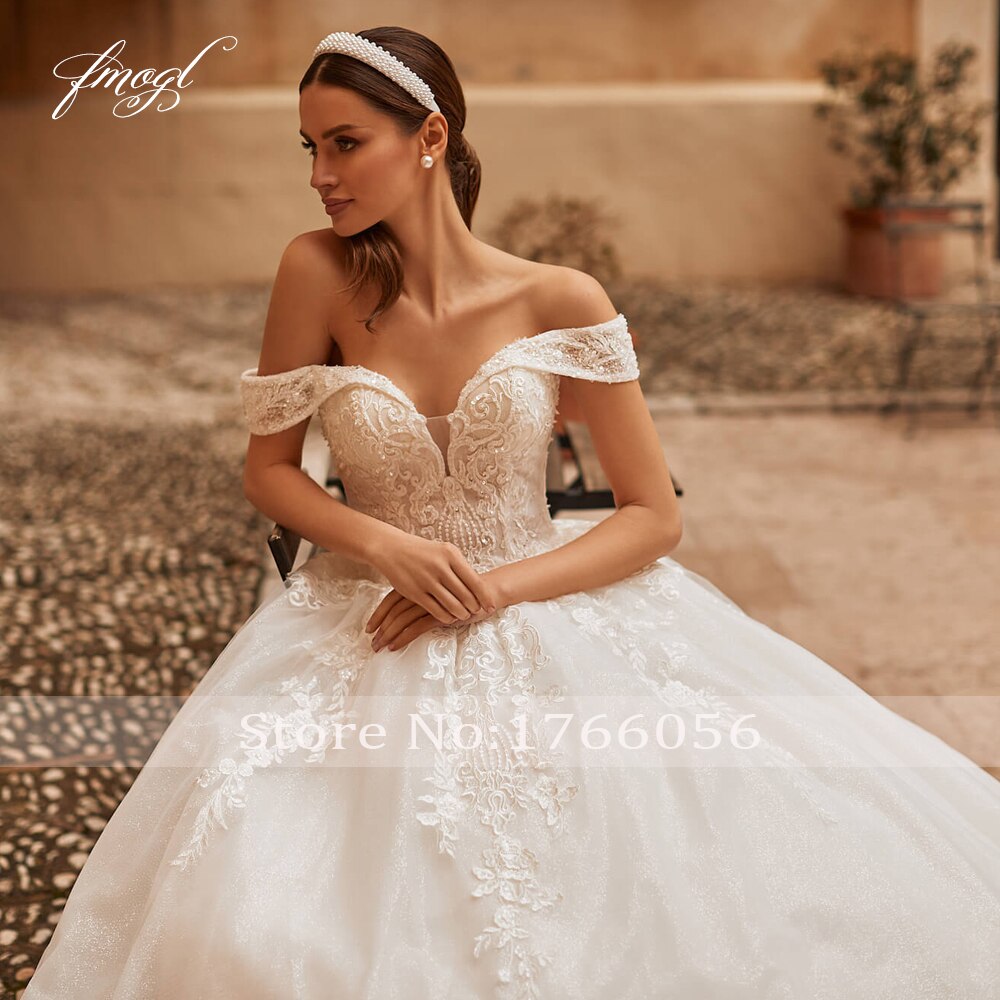 Abito da sposa vintage a linea Princess con collo a barca sexy, schiena scoperta, pizzo e applicazioni di lusso, perle e strascico a coda di corte. - Bridetobe.it