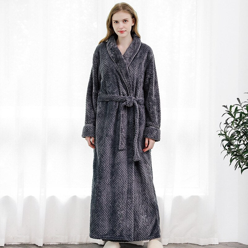 Accappatoio in morbido pile di coral fleece, spesso e caldo, con kimono termico in flanella personalizzabile con nome e data degli sposi. Perfetto come pigiama da notte per uomo e donna. - Bridetobe.it