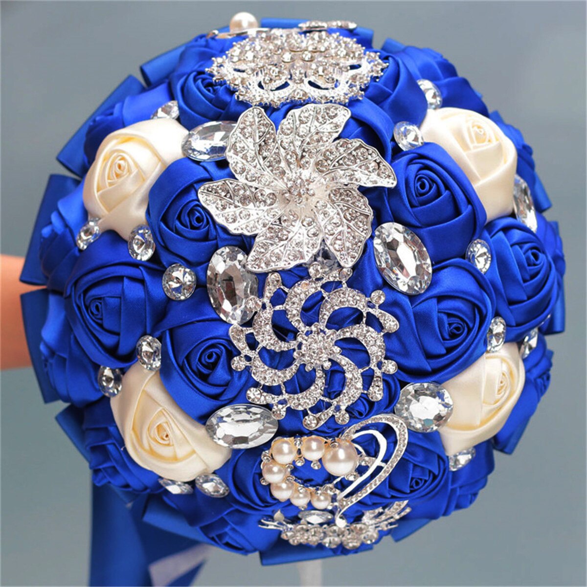 Bouquet sposa damigella fatto a mano con strass splendidi, pietre preziose, perle di diamante e rose di raso blu reale - Bridetobe.it