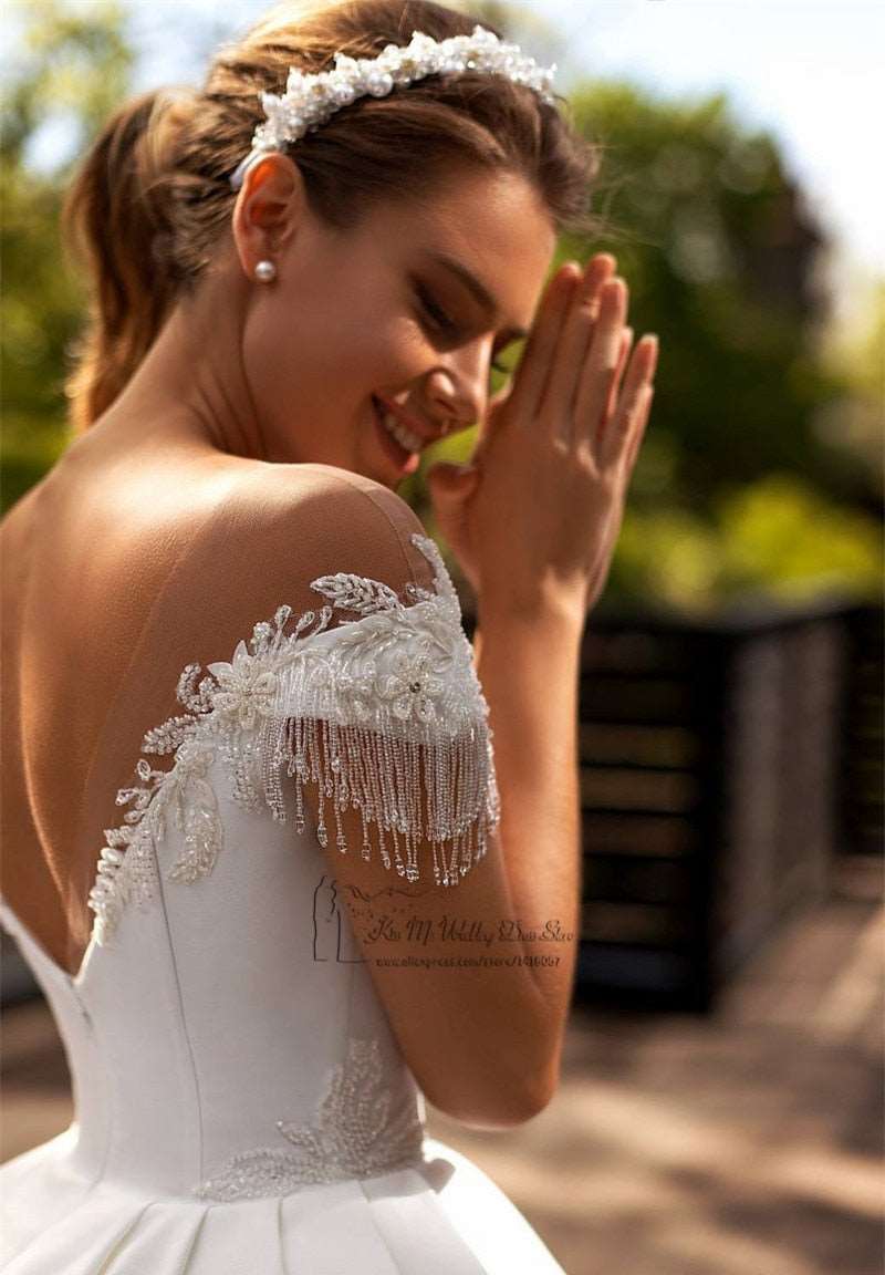 Abito da sposa di lusso 2023 in raso con perline semplici, maniche corte a cappuccio, gonna a coda di rondine - Bridetobe.it