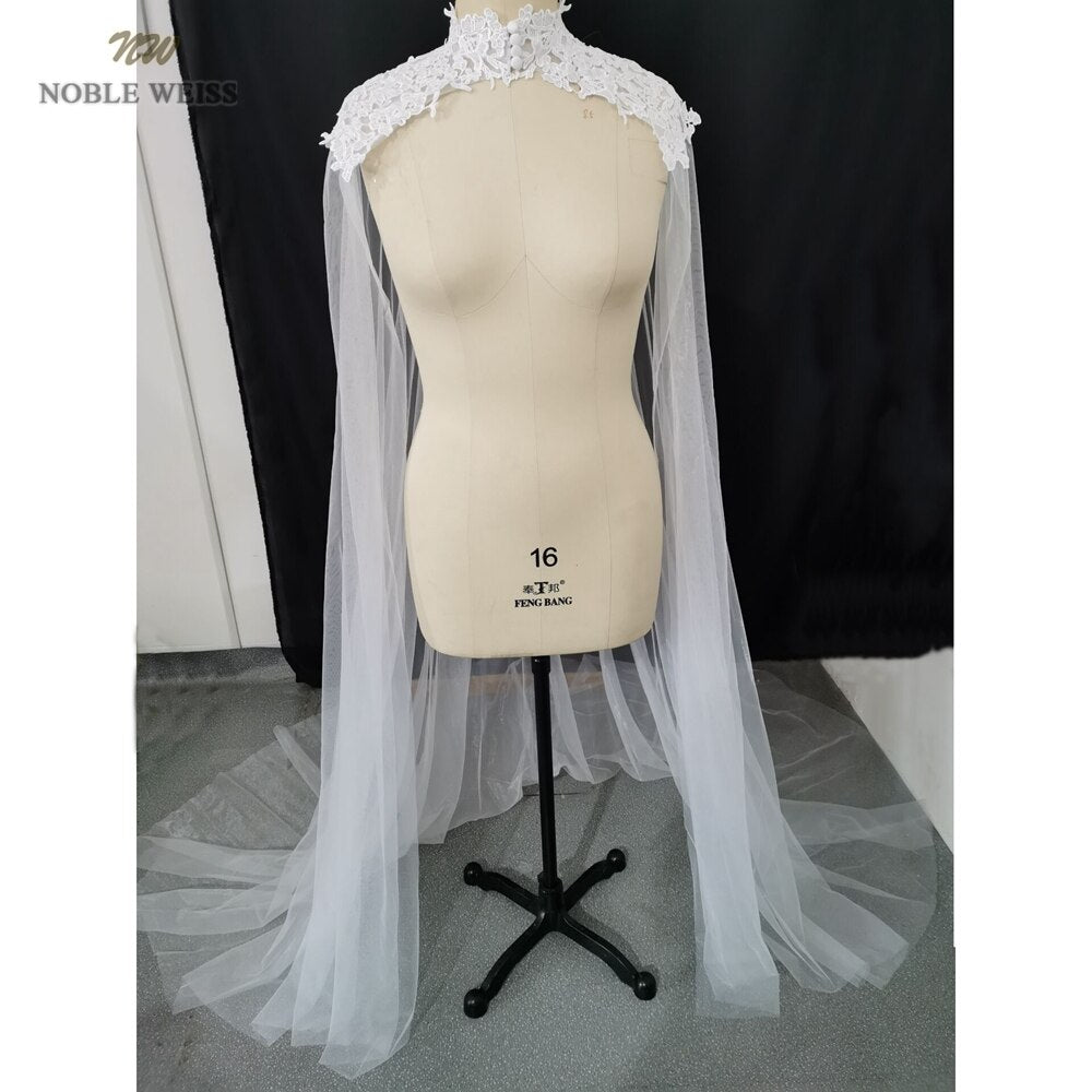 Giacca da sposa in tulle con applicazioni, collo alto e lunghezza cattedrale - Bridetobe.it