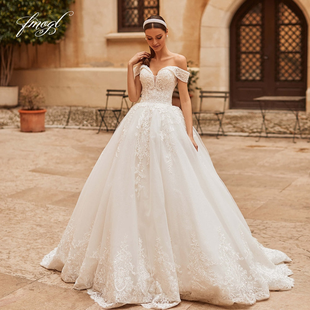 Abito da sposa vintage a linea Princess con collo a barca sexy, schiena scoperta, pizzo e applicazioni di lusso, perle e strascico a coda di corte. - Bridetobe.it