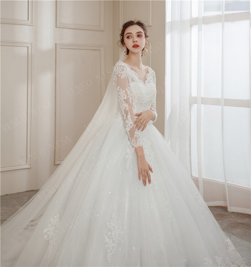 Abito da sposa con maniche lunghe in tulle con applicazioni di pizzo e scollo a V - Bridetobe.it