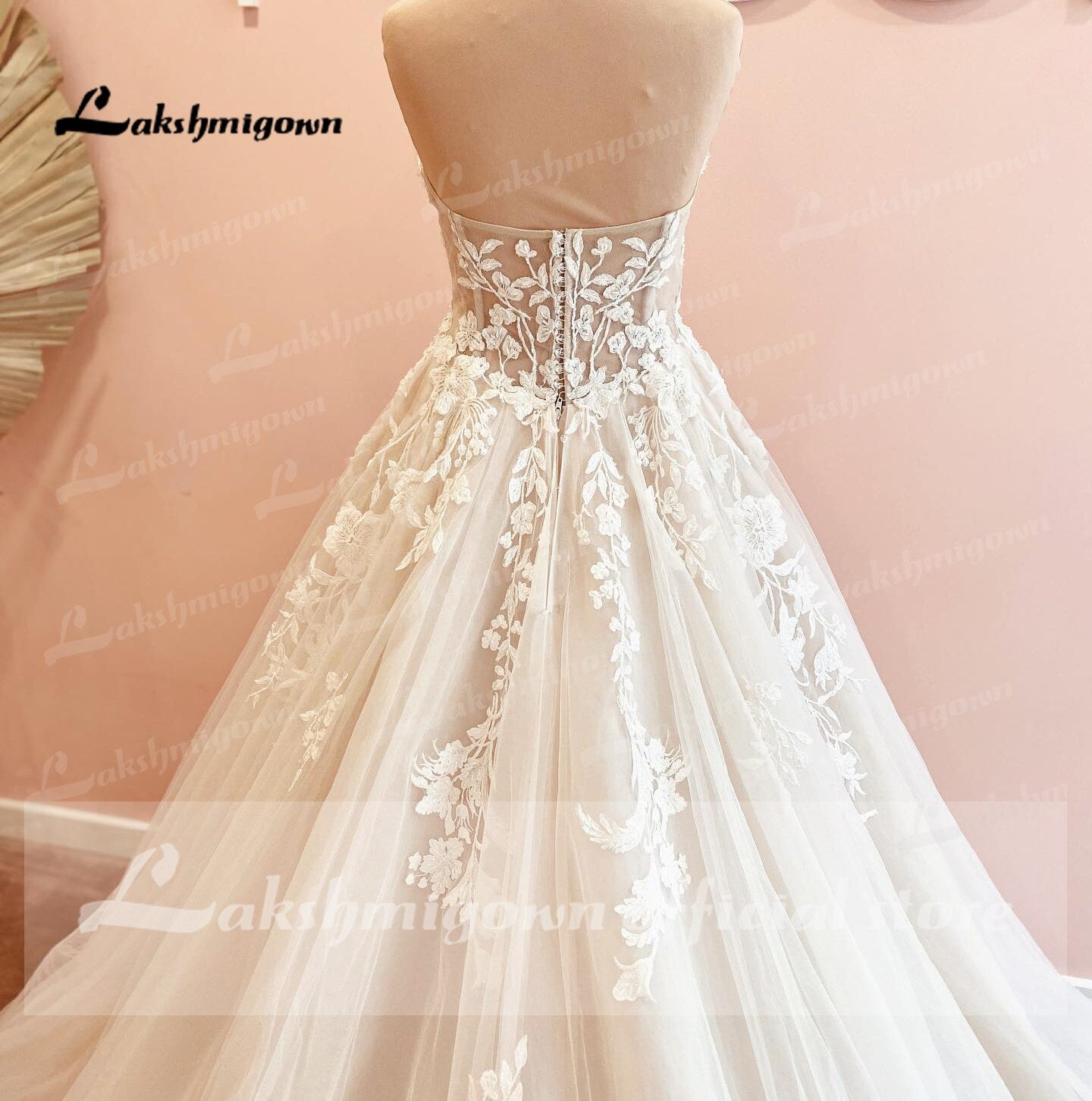 Abito da sposa in pizzo con scollo a V profondo, stile vintage e lussuoso, linea ad A con schiena scoperta e strascico" - Bridetobe.it