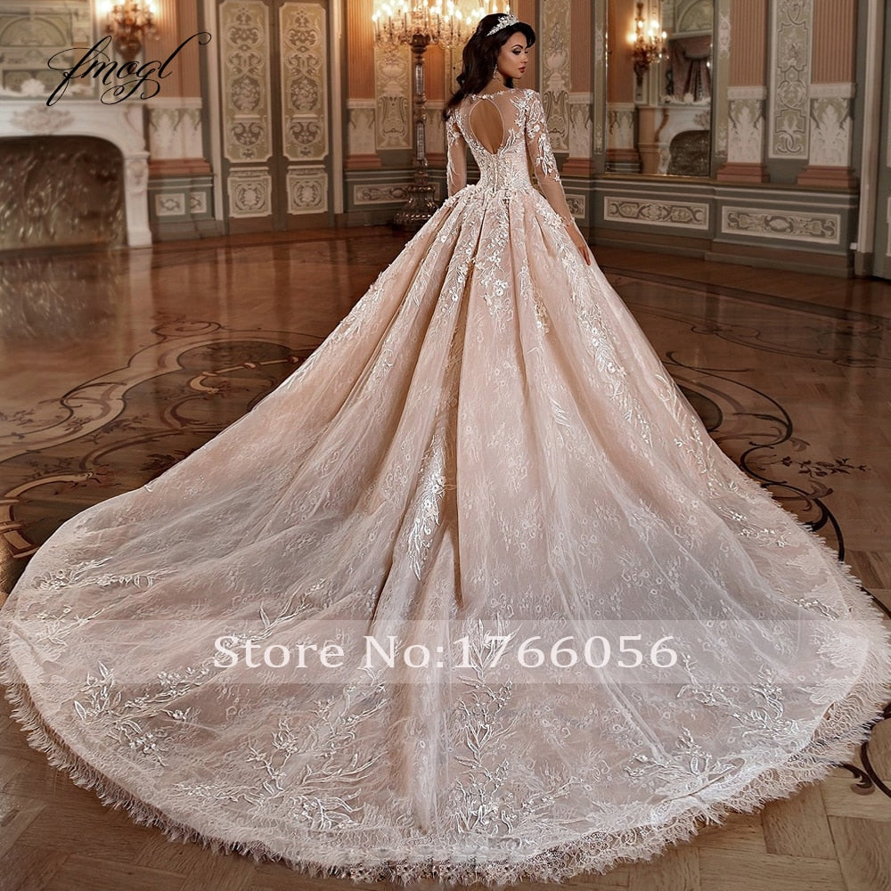 Abito da sposa vintage di lusso a maniche lunghe con pizzo floreale, applicazioni eleganti e treno a cappella, firmato Fmogl - Bridetobe.it